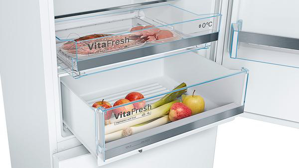 Kühlschrank mit offenen Schubladen. Obst und Gemüse sind sichtbar.