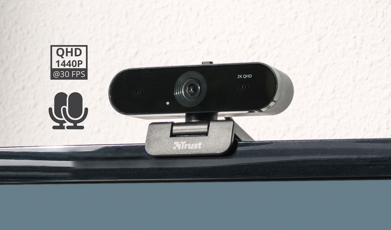 Fekete webkamera mikrofon ikonnal, fekete monitoron, közeli kép.