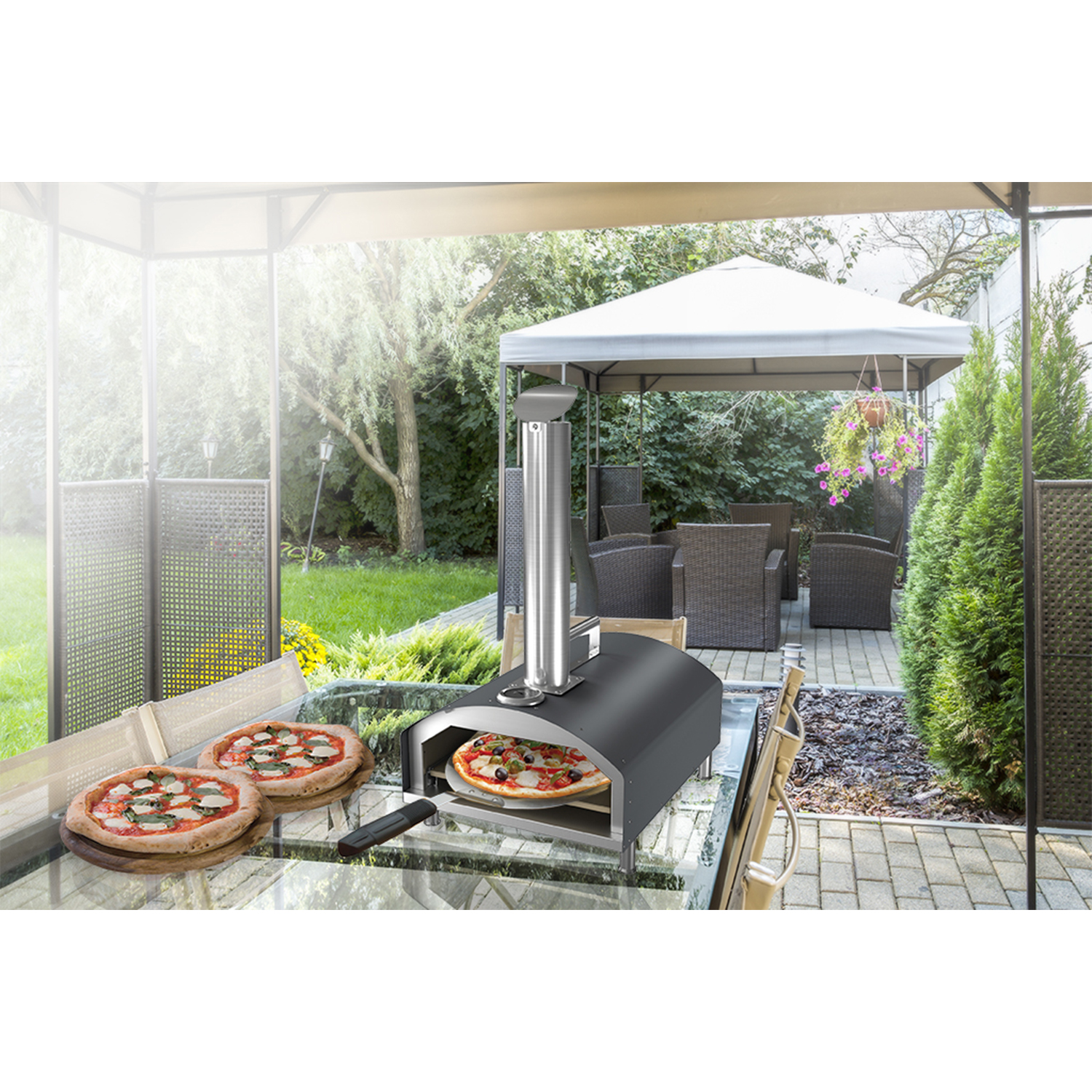 Forno per pizza all'aperto su tavolo di vetro, con pizze e gazebo sullo sfondo.