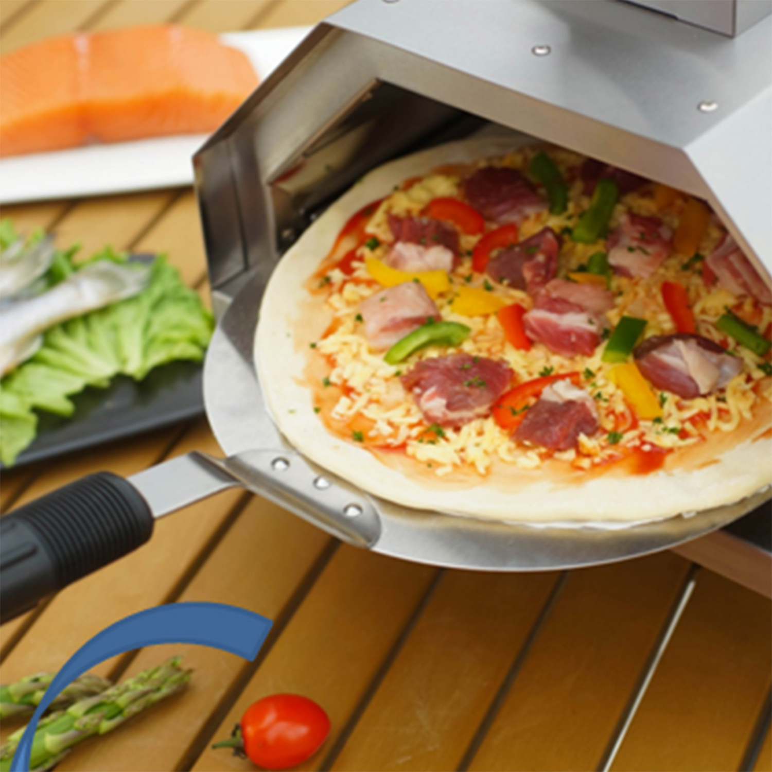 Pizza in un forno per pizza all'aperto. Ingredienti includono carne e verdure. Tavolo di legno vicino.