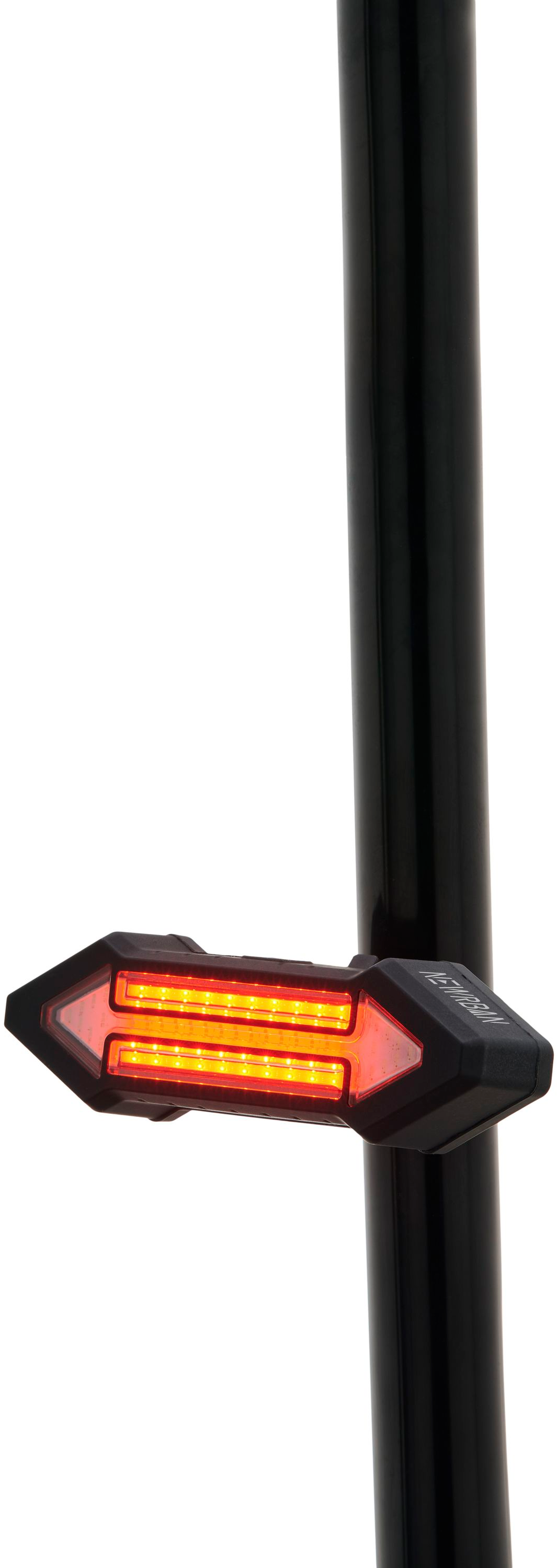 Una luce di segnalazione per bicicletta attaccata a un palo nero, con luci a LED arancioni brillanti.