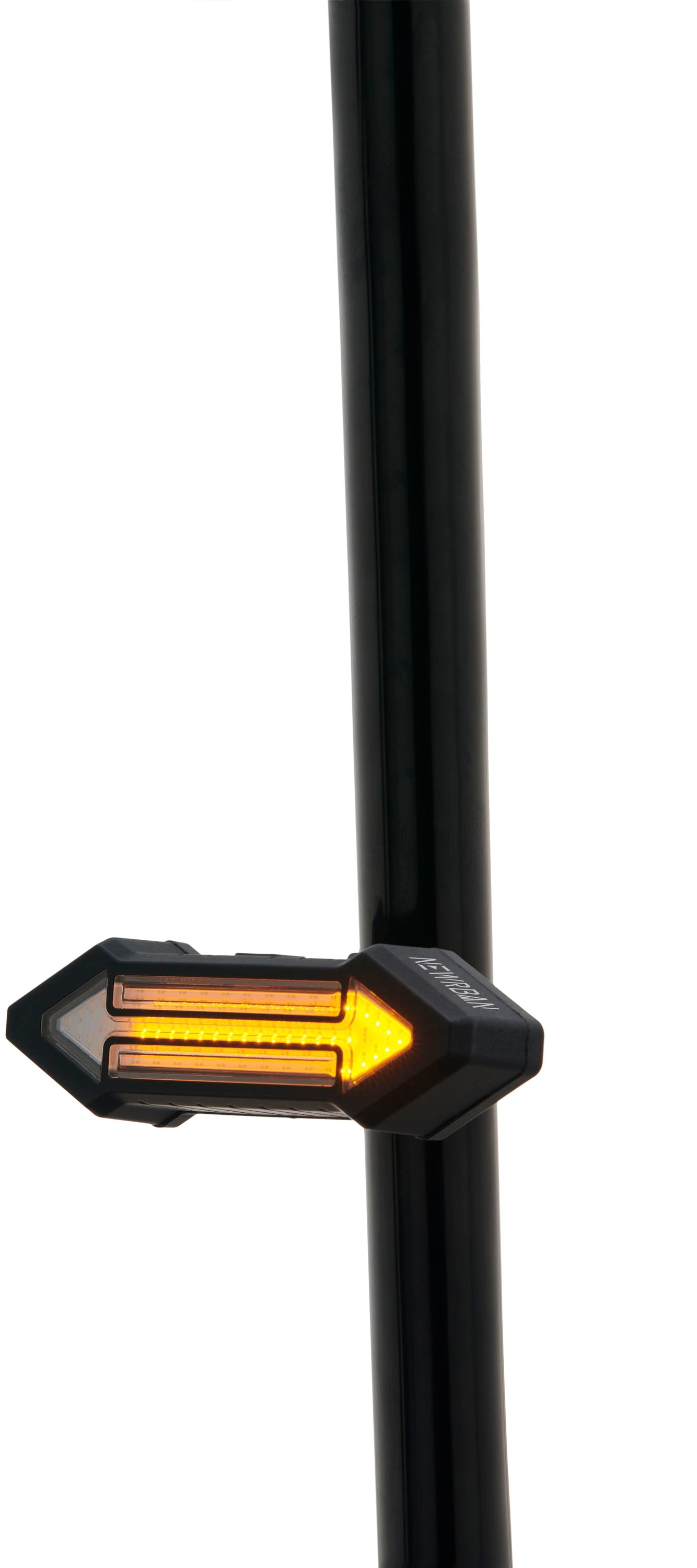 Un indicatore di direzione a forma di freccia con luce arancione è montato su un palo nero.