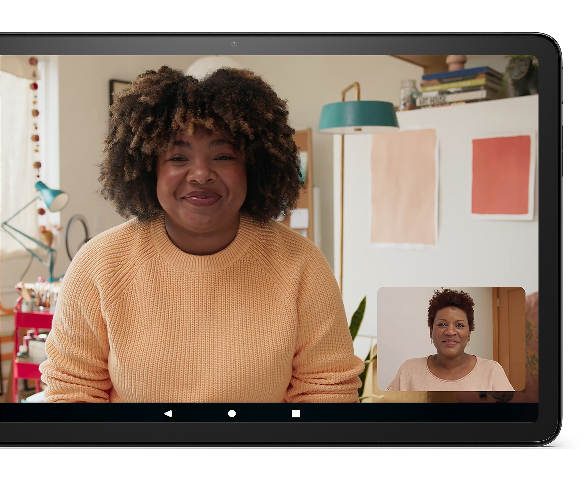 Ein Tablet zeigt einen Videoanruf mit zwei Frauen. Eine lächelt, die andere ist in einem kleineren Fenster.