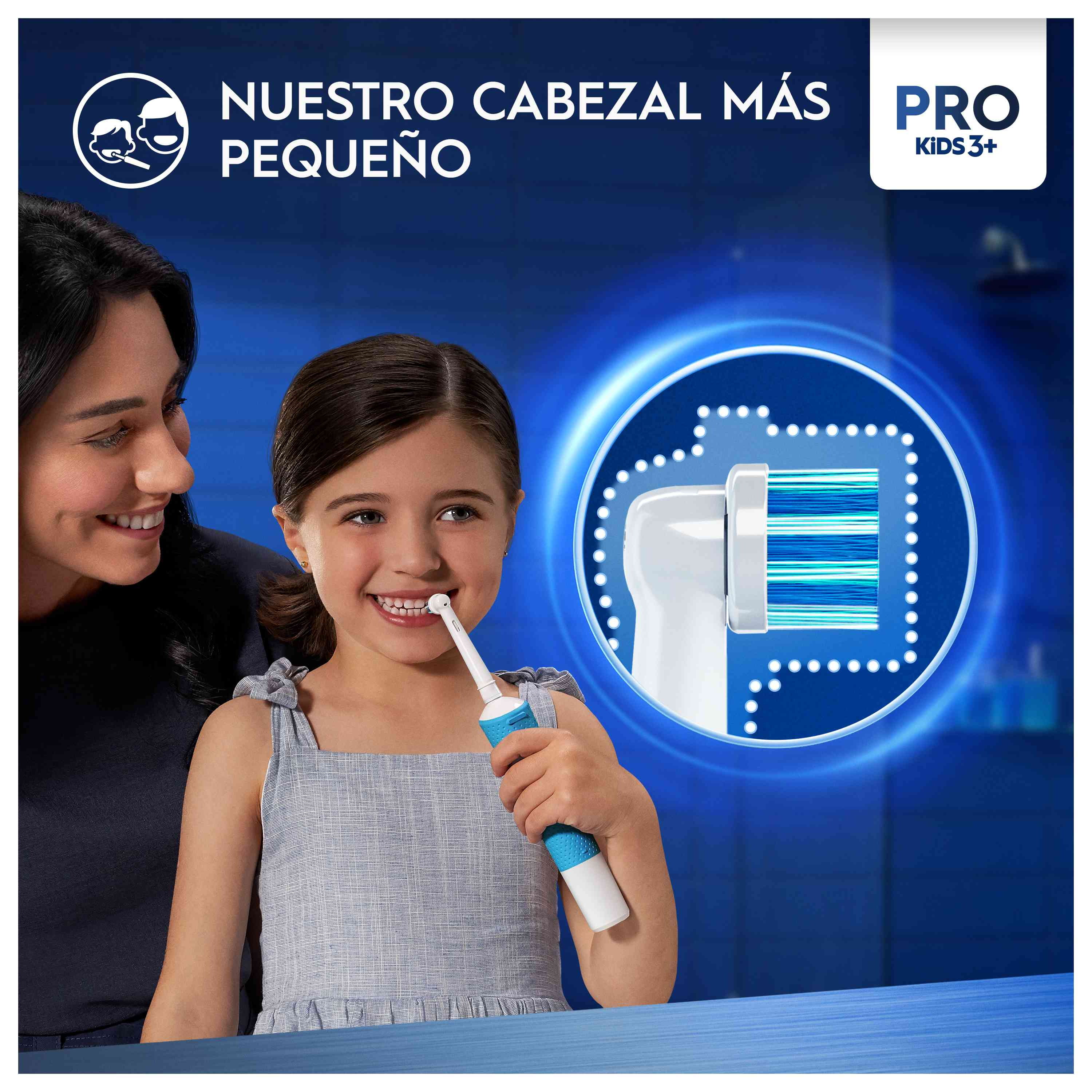 Una niña se cepilla los dientes con su madre.