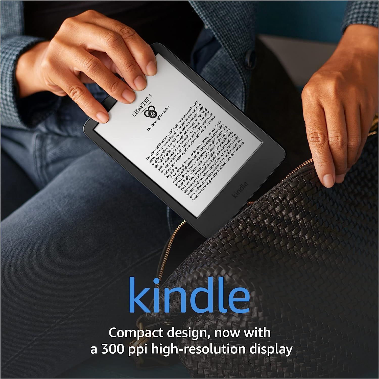 Mains d'une personne tenant un Kindle. Il est ouvert sur un livre.