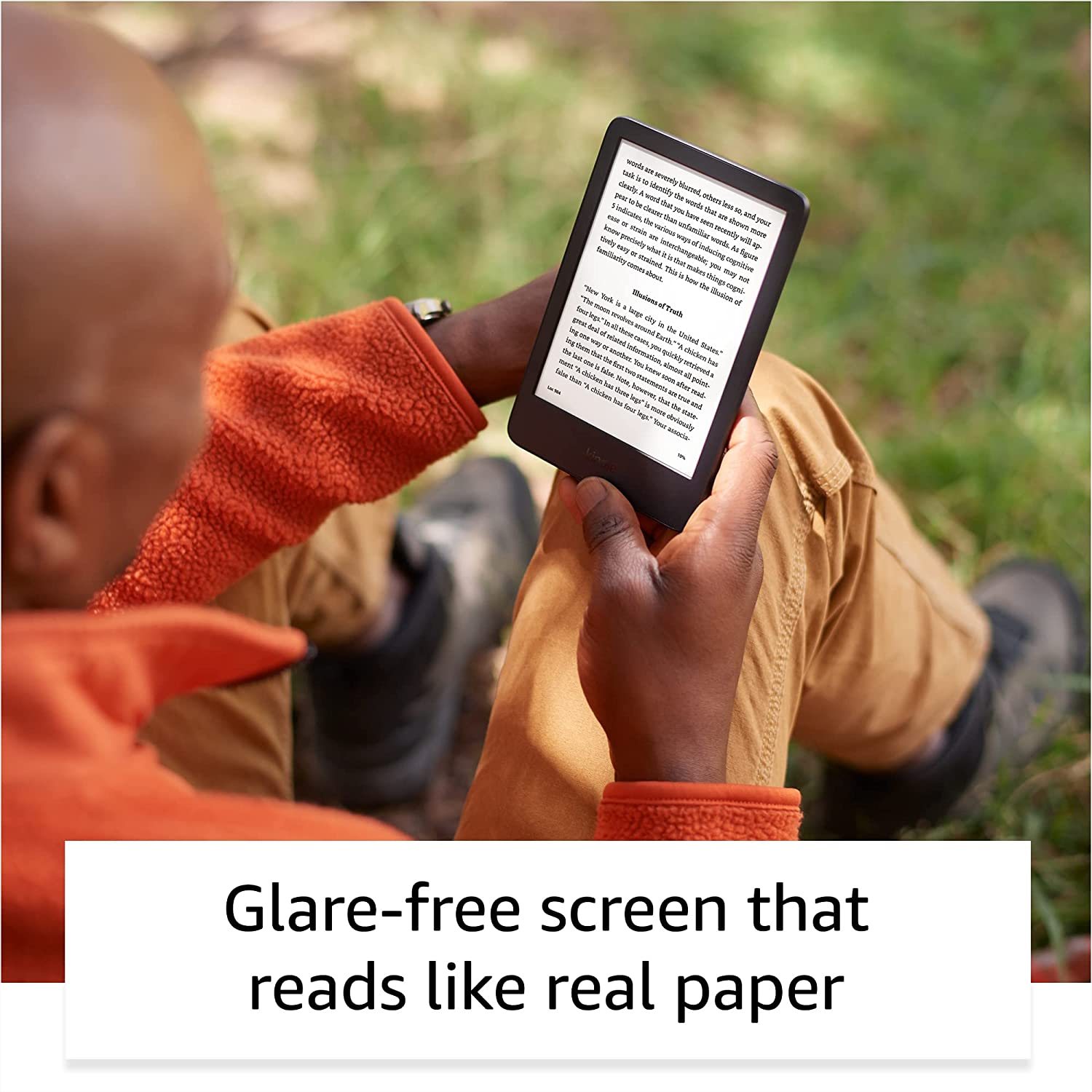 Personne tenant un Kindle, lisant un livre sur l'écran, avec un fond vert flou.