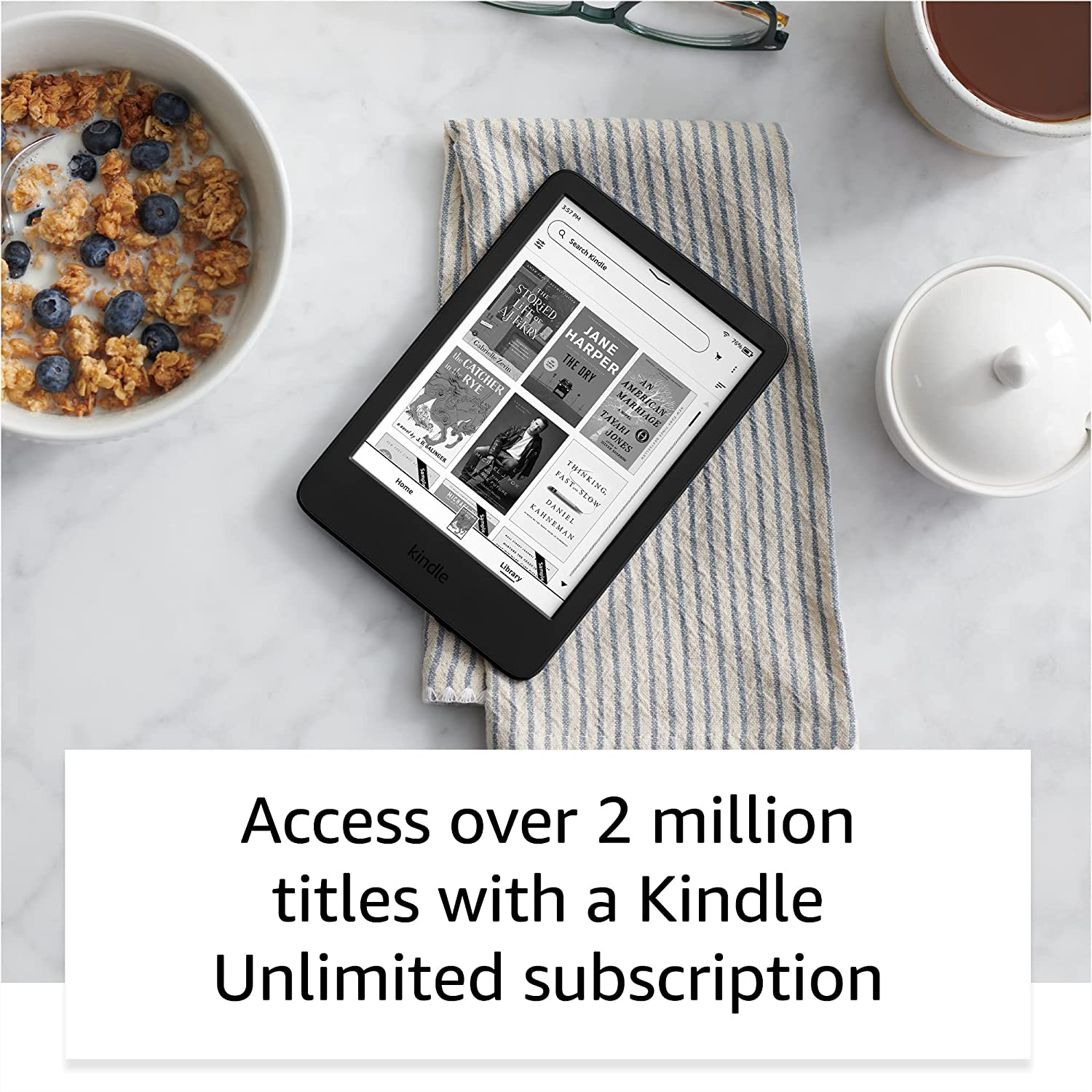 Liseuse Kindle affichant des couvertures de livres, avec un bol de granola.