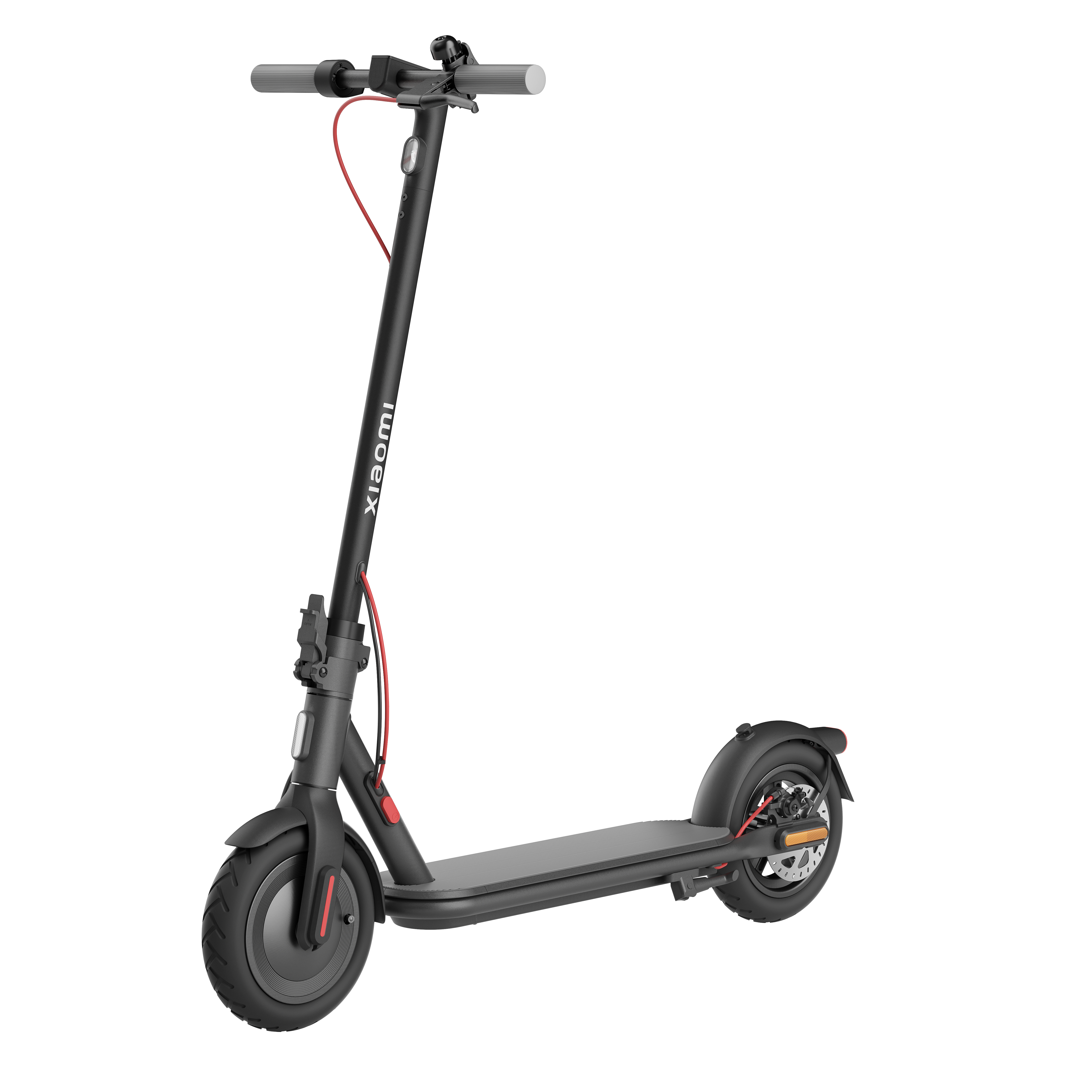 Fekete elektromos roller piros kábellel, fekete kerekekkel és szürke platformmal, fehér háttér.