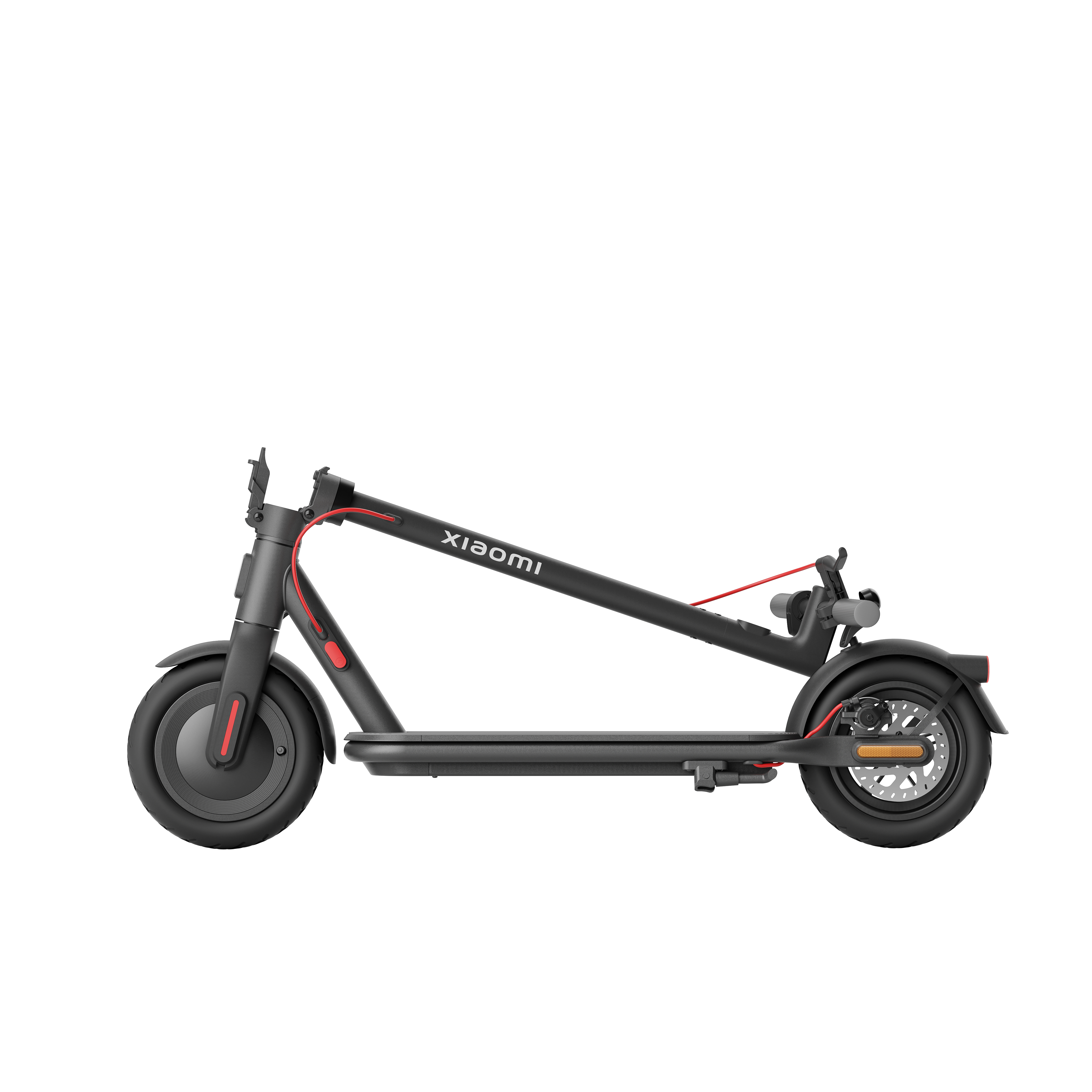 Fekete Xiaomi elektromos roller, összehajtva. Semleges, izolált háttér.