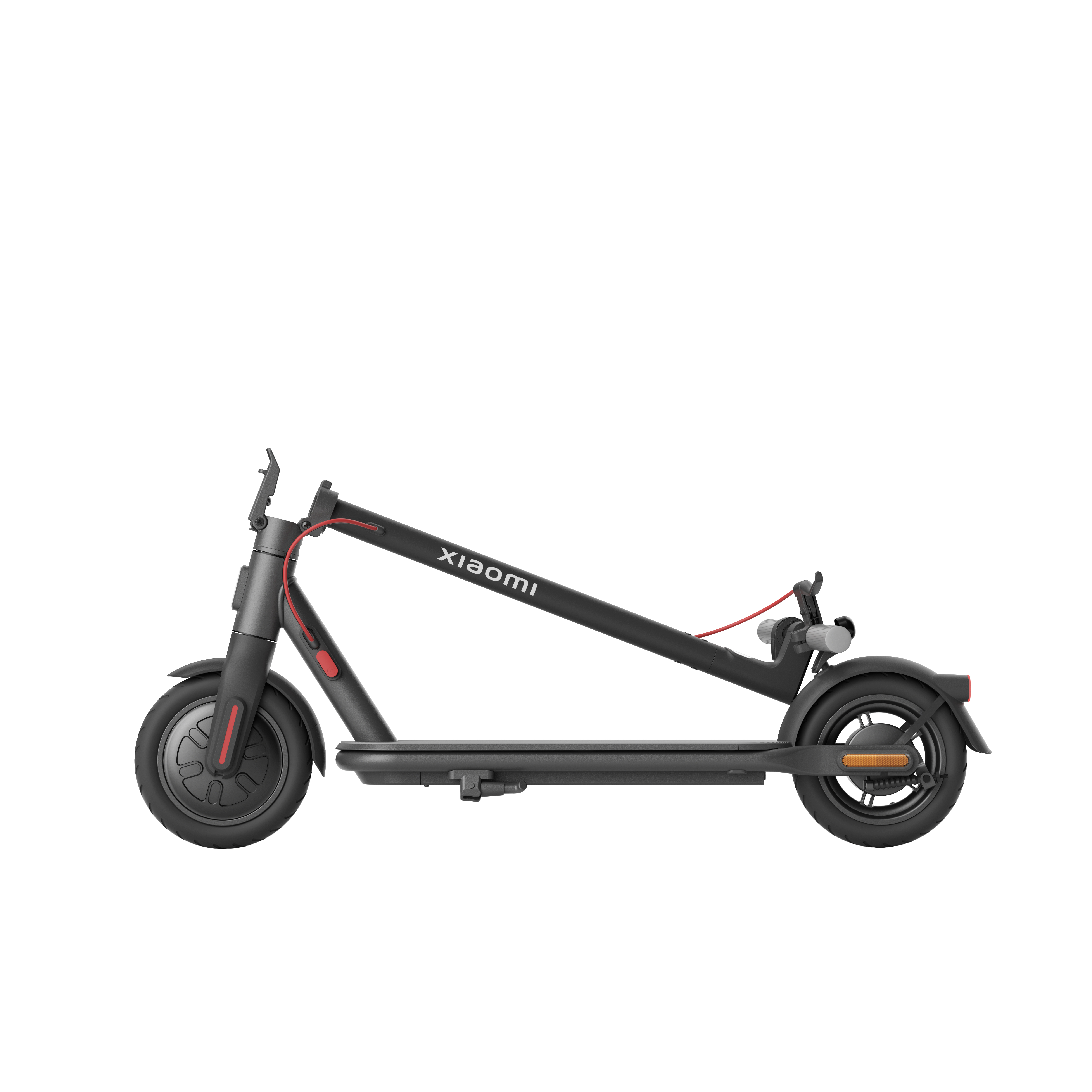 Fekete Xiaomi elektromos roller, oldalnézet, piros részletekkel, fehér háttér előtt. Összecsukva.