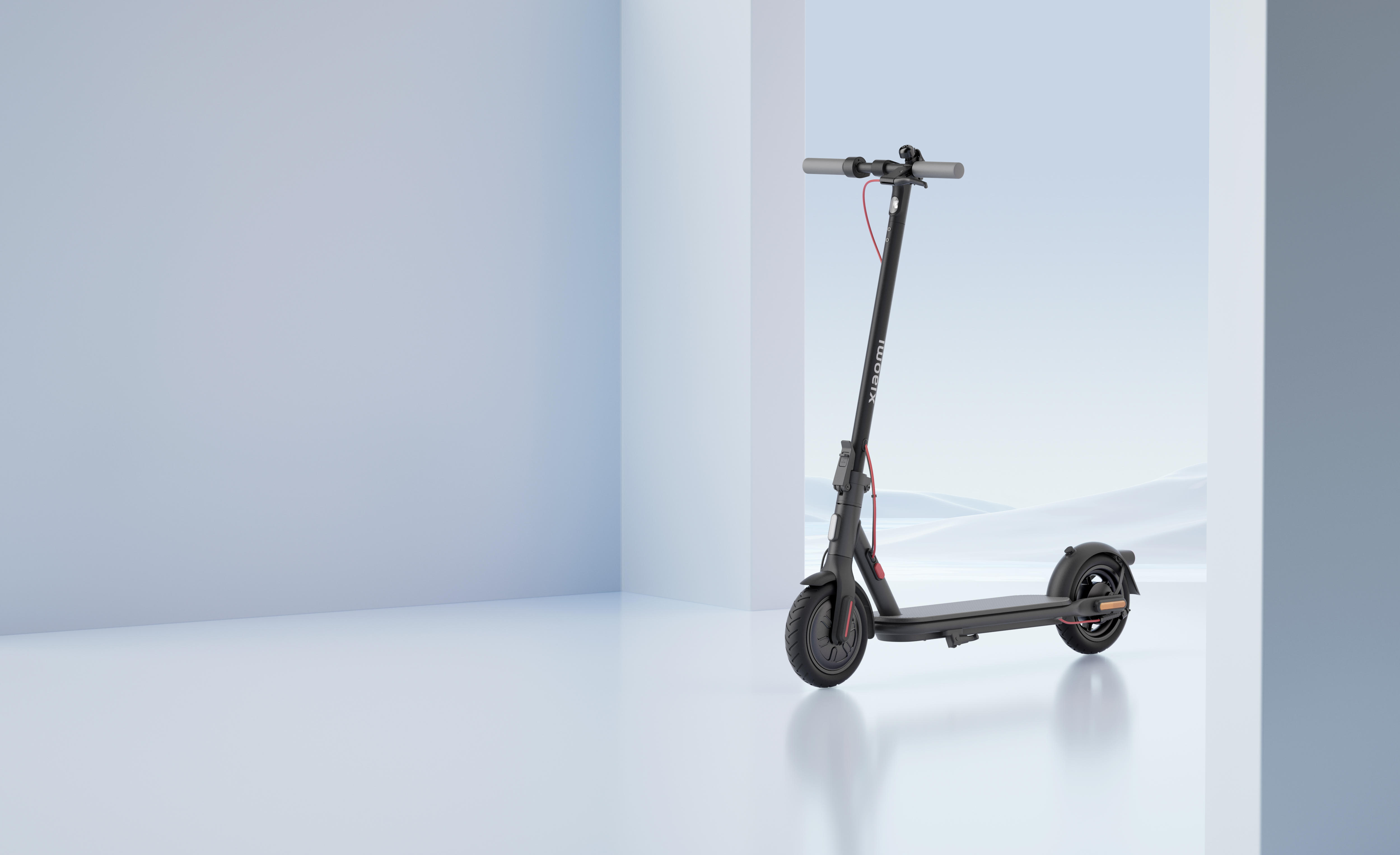 Egy fekete elektromos roller fehér padlón.