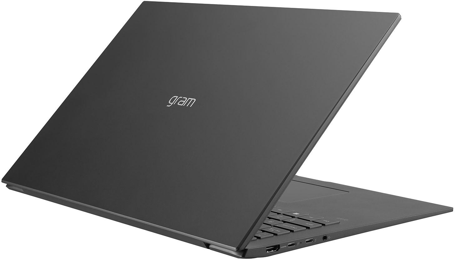 Dunkelgrauer Laptop, in einem Winkel geöffnet. 'gram'-Logo sichtbar. Tastatur und Anschlüsse sind gezeigt.