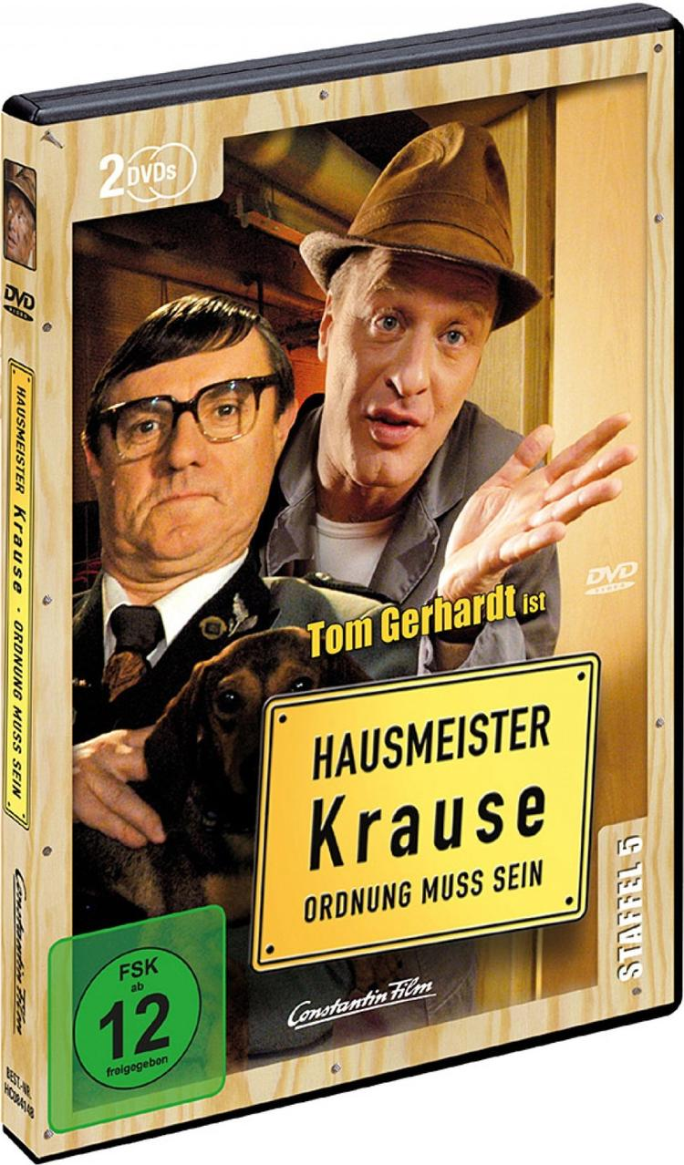 DVD-Cover für Hausmeister Krause, eine Comedyshow. Zwei Männer und ein Hund sind auf dem Cover.