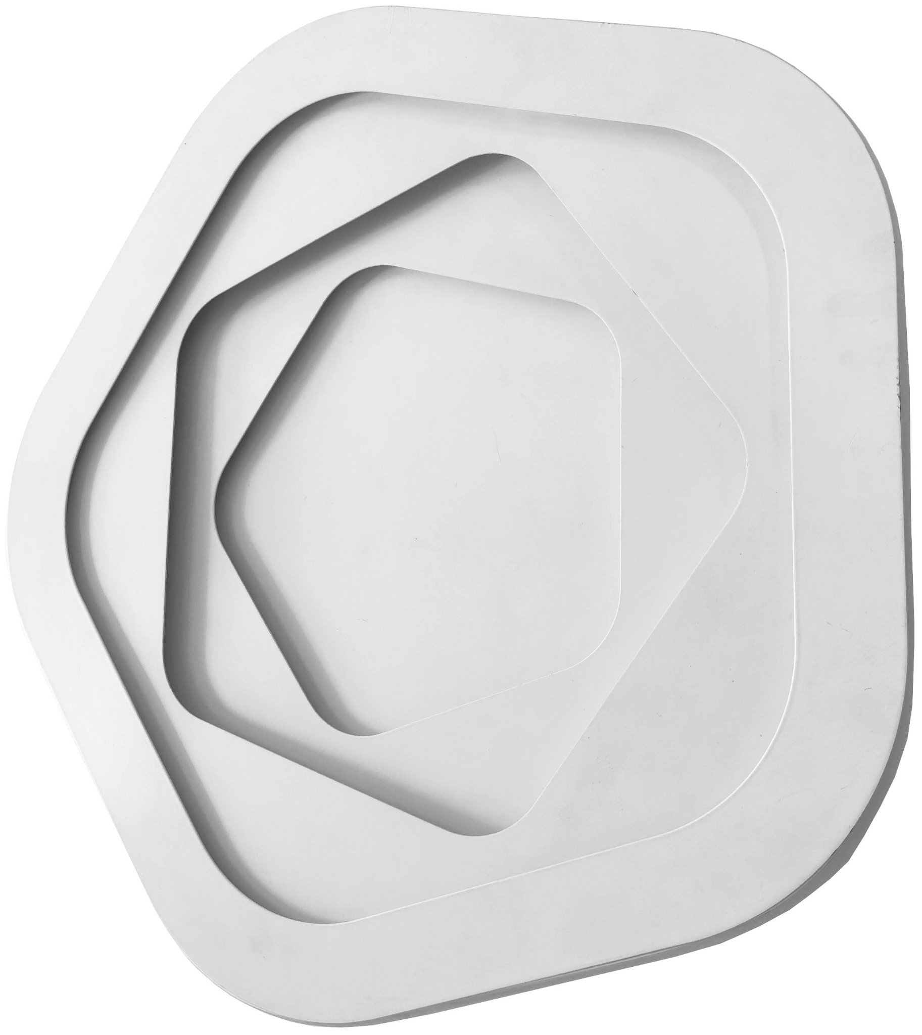 Fehér absztrakt műalkotás egymásba ágyazott geometriai formákkal.