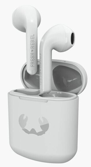 Białe słuchawki Fresh 'n Rebel w etui ładującym z logo kraba.