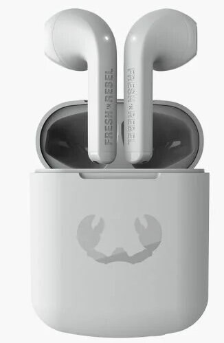 Białe słuchawki i etui ładujące. Logo 'Fresh 'n Rebel'. Białe tło.