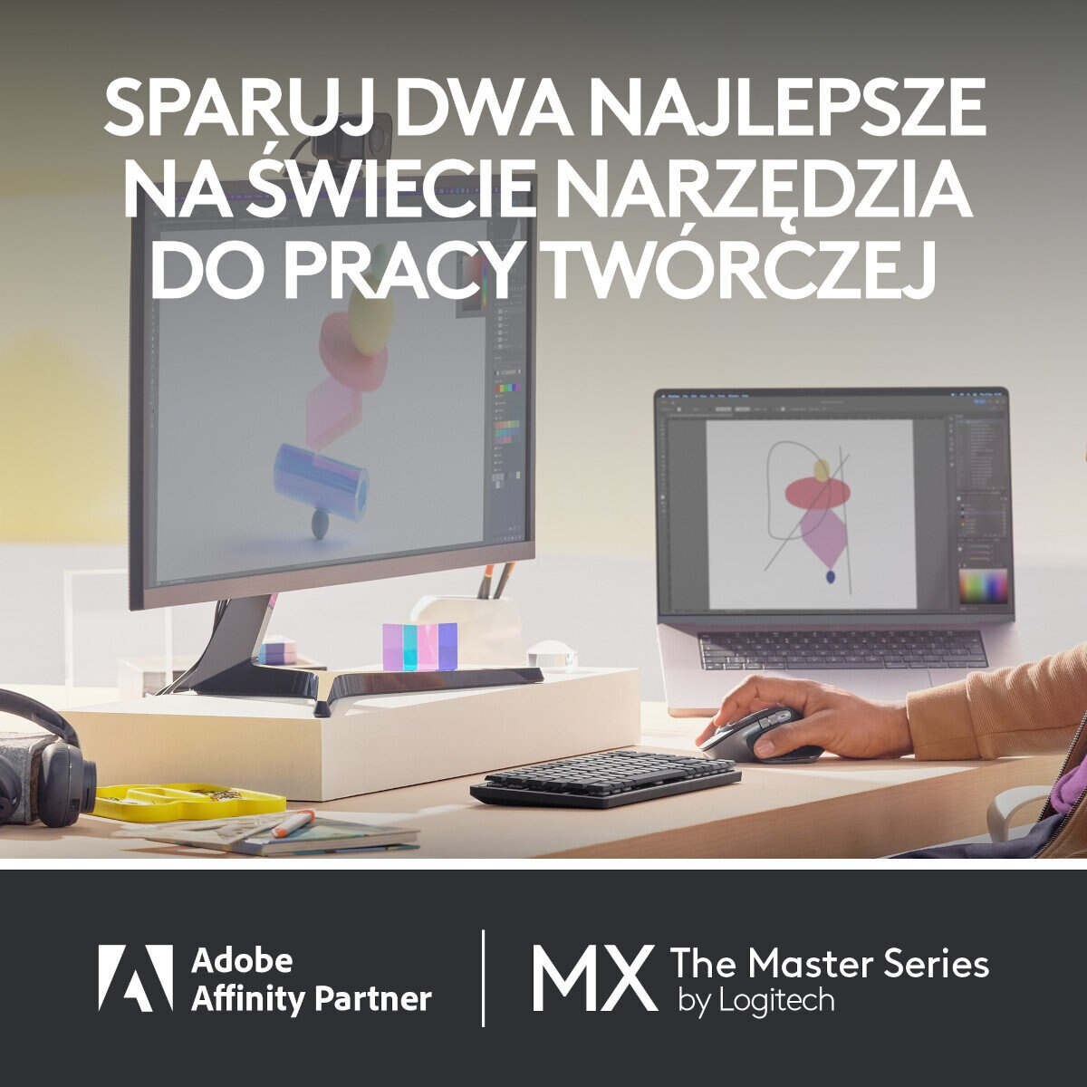 Miejsce pracy pokazujące monitor komputera, laptopa, klawiaturę, mysz i kalkulator.