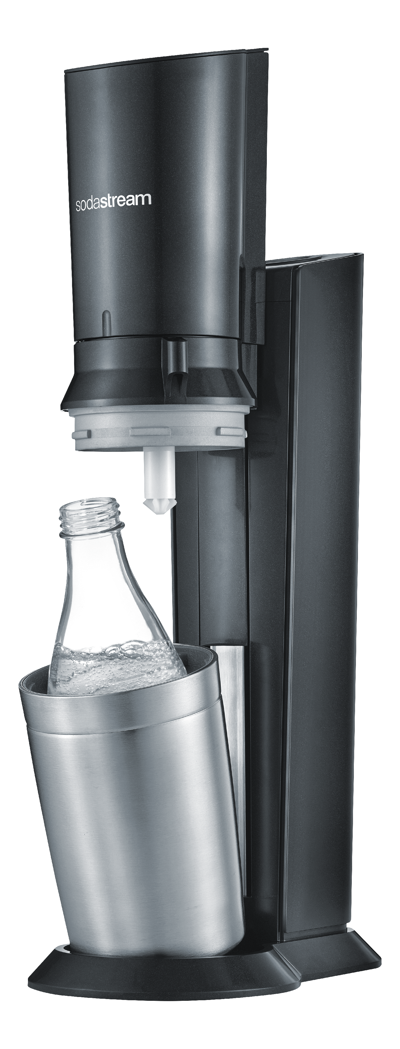 Machine à soda noire. Une bouteille en verre à l'intérieur. La machine a le logo 'sodastream'. Fond noir.
