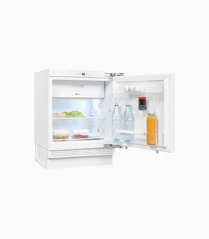 Weißer Kühlschrank mit offener Tür, Regale mit Lebensmitteln und Getränken.