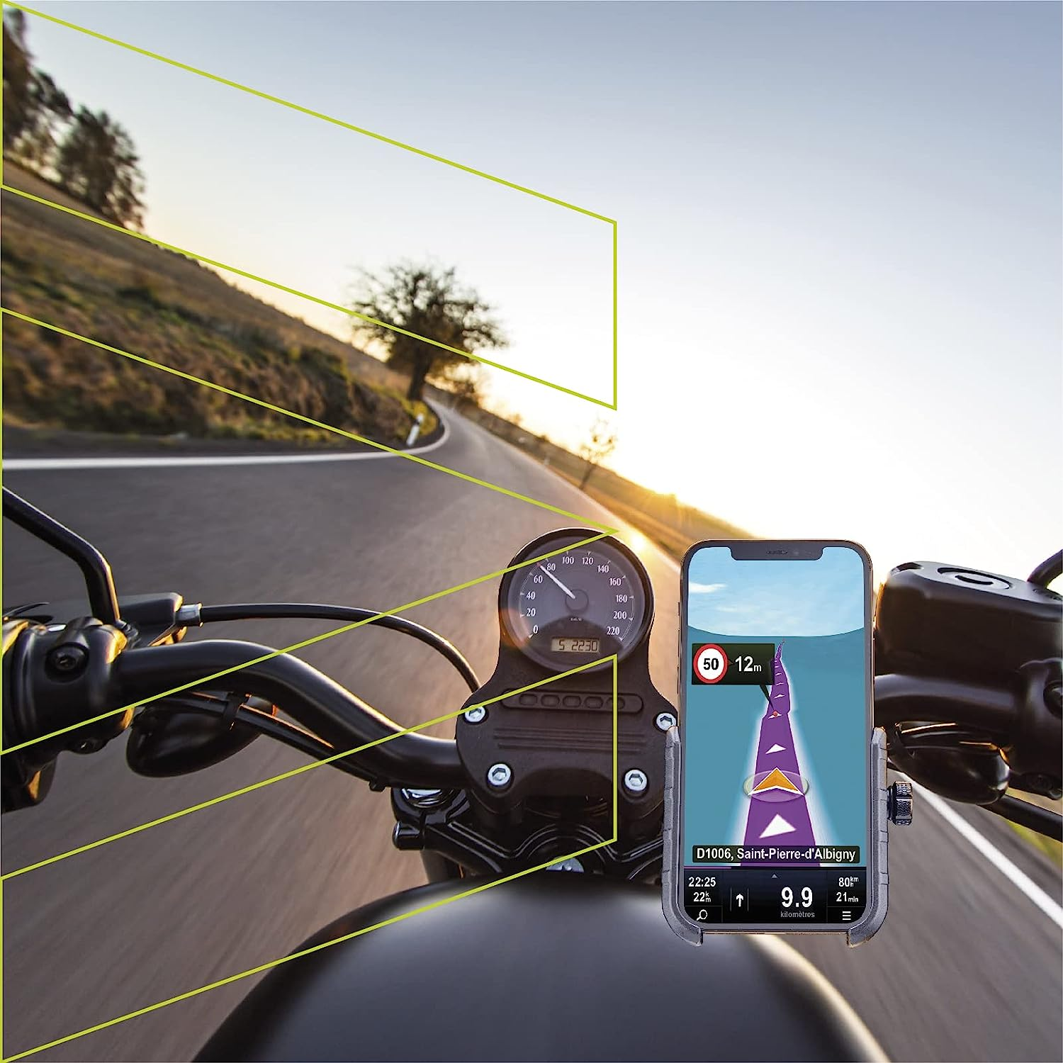Manubrio della moto con telefono che mostra un percorso su strada al tramonto.