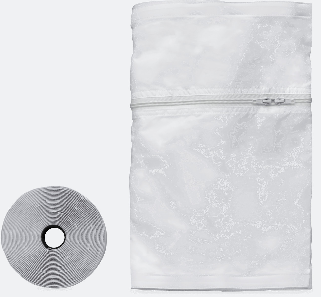 Un sac à linge en maille blanche avec fermeture éclair et un rouleau de ruban auto-agrippant gris sur fond blanc.