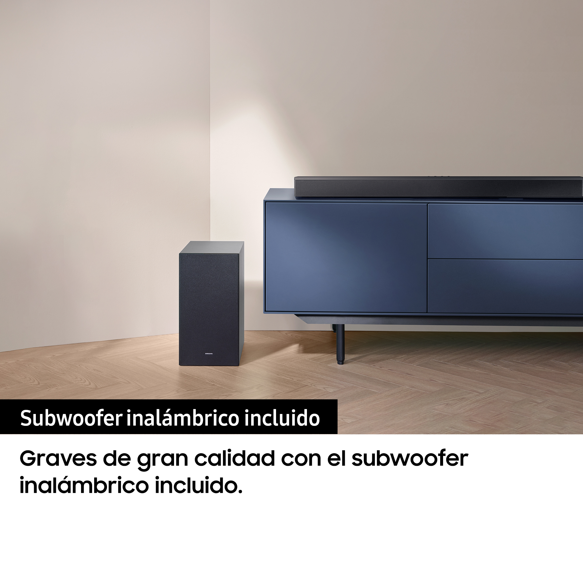 Configuración de sala con barra de sonido negra en gabinete azul y subwoofer.