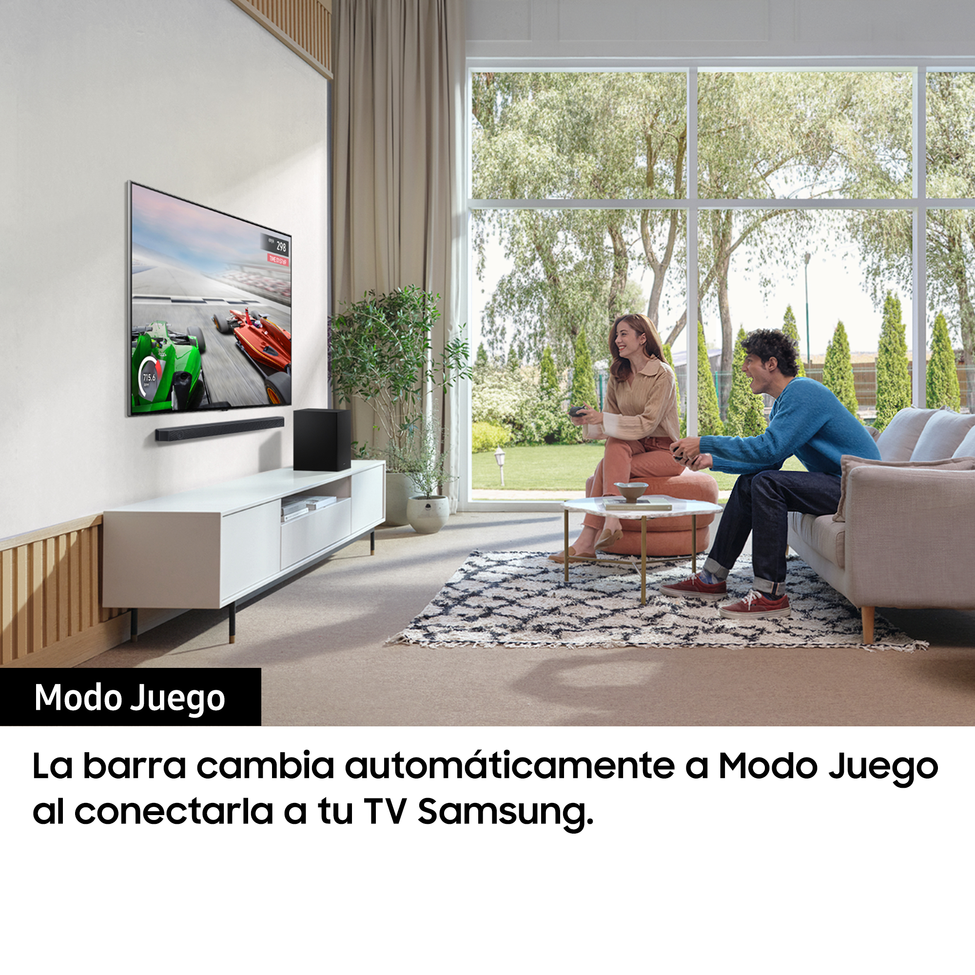 Una sala de estar con TV mostrando un juego. Una pareja está en un sofá, uno con un mando.