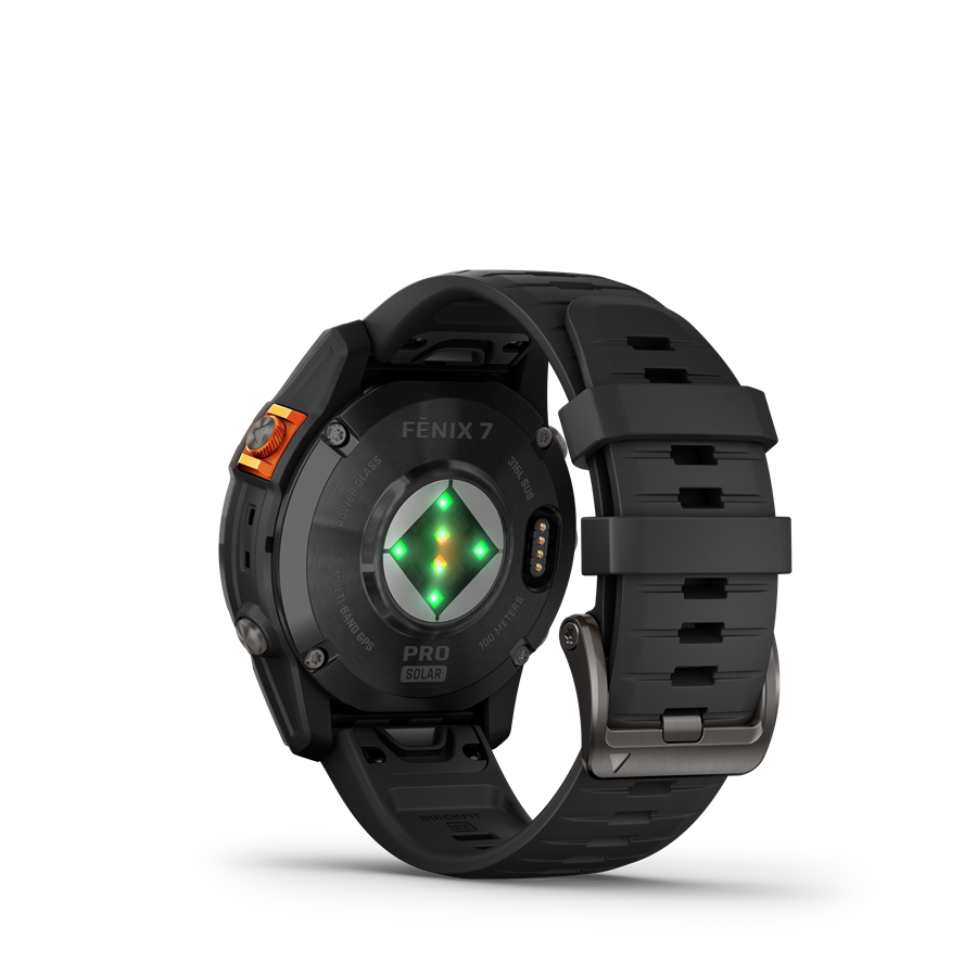 Fekete Garmin Fenix 7 Pro óra, fekete szíj, narancssárga gomb, zöld érzékelő, fekete háttérrel.