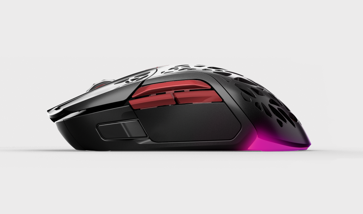 Ratón gaming negro y rojo con diseño de panal, iluminado con luz púrpura sobre fondo blanco.