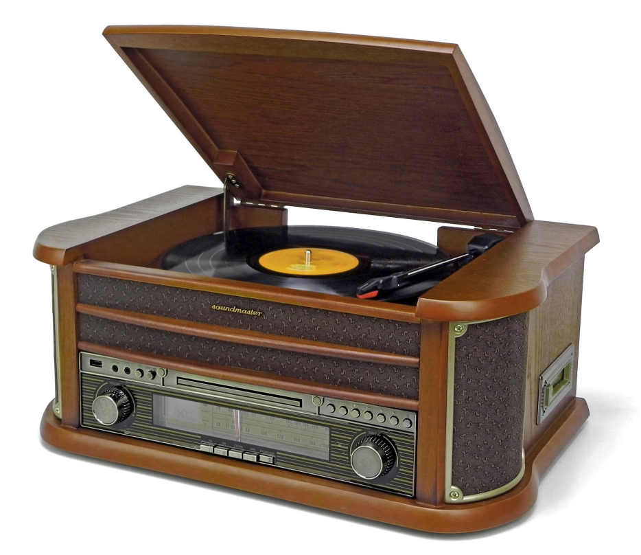 Ein hölzerner Soundmaster-Plattenspieler mit geöffnetem Deckel. Eine Schallplatte spielt.