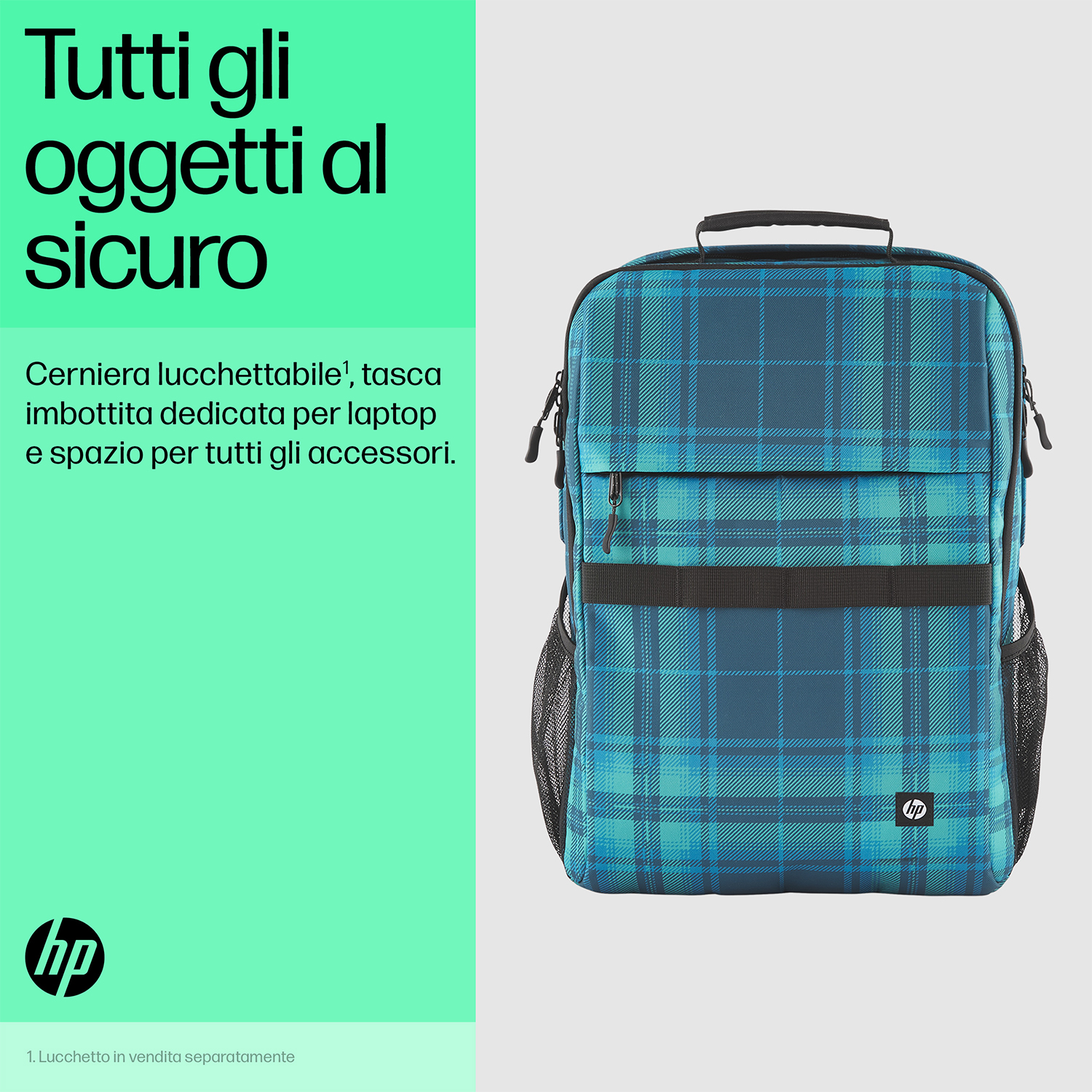 Uno zaino blu con un design a quadri, su uno sfondo verde con testo in italiano.