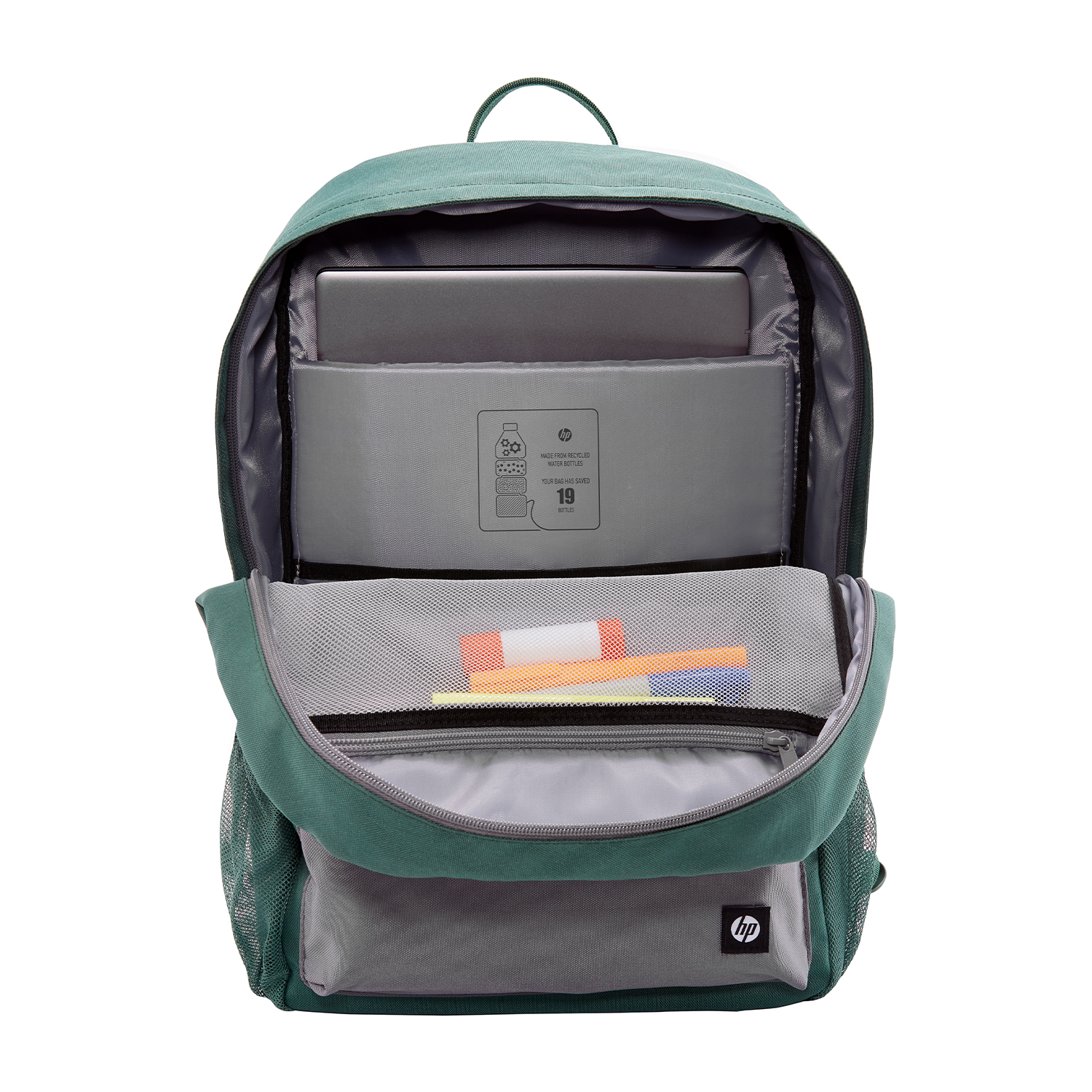 Zaino HP verde aperto pieno di oggetti, tra cui un laptop e penne.