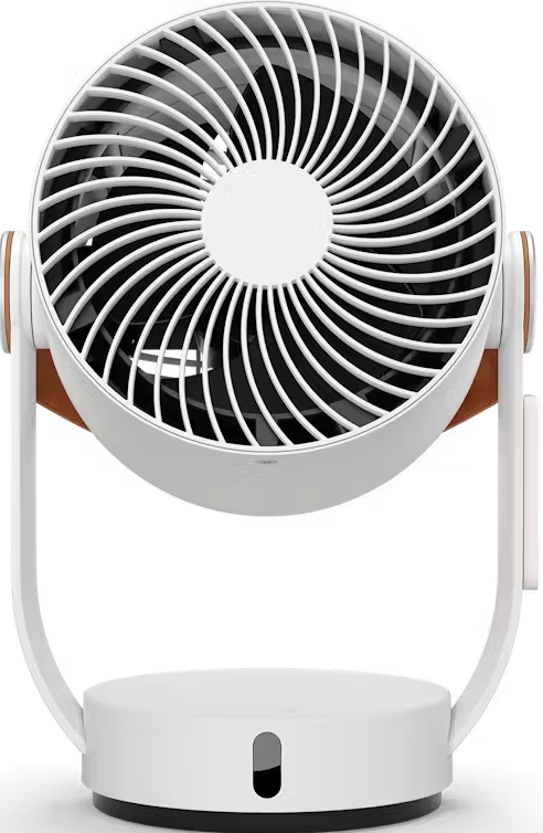 Un ventilateur blanc avec des accents marrons et une base noire est montré.