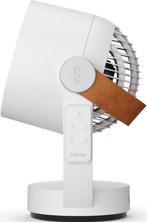 Ventilateur blanc avec une poignée en cuir marron et un socle avec le logo Stadler Form.