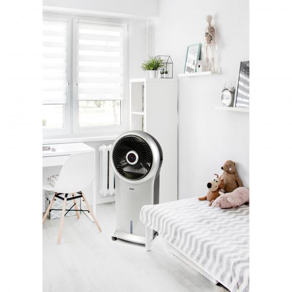 Une pièce avec un ventilateur blanc, un lit et des meubles. Une fenêtre est visible.