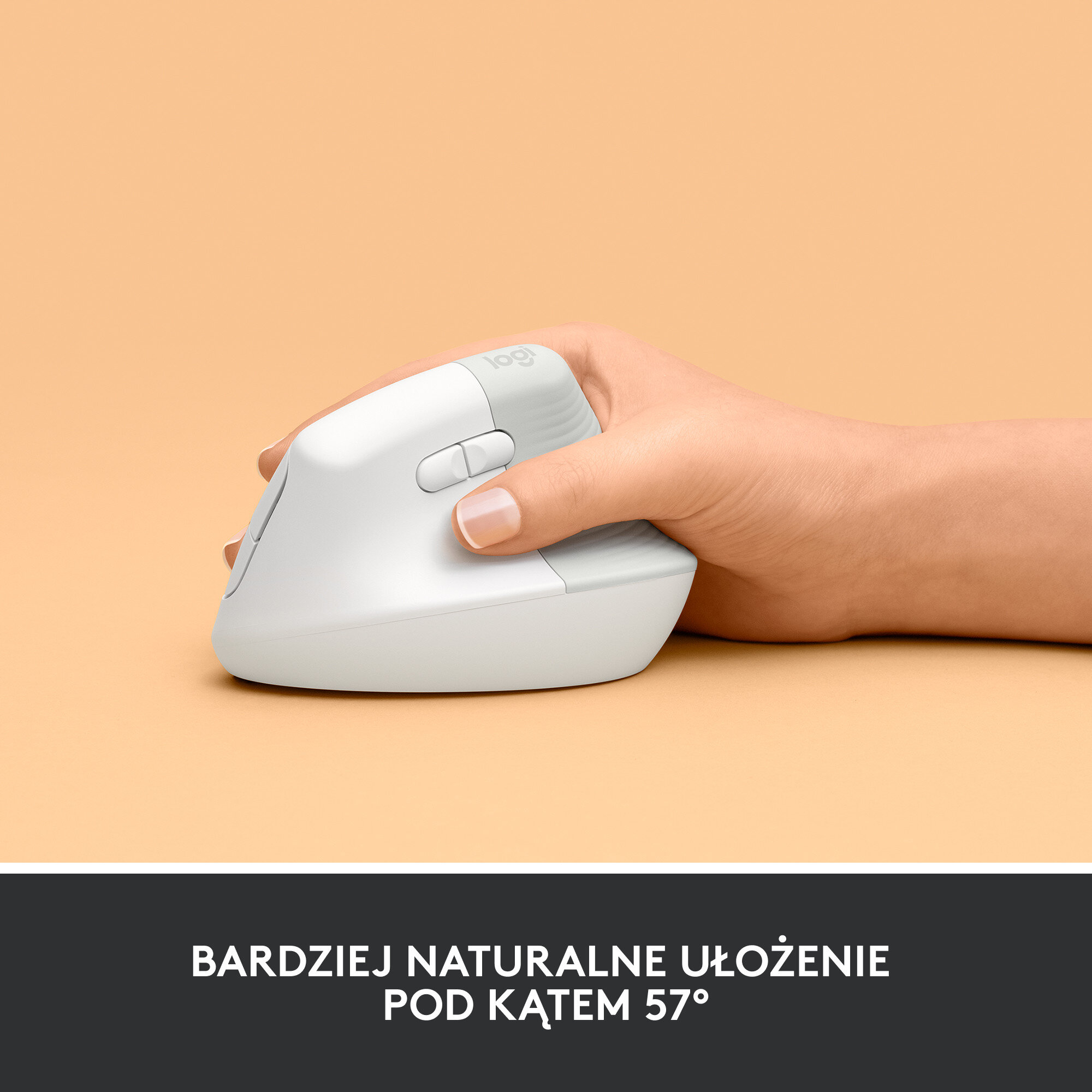 Biała mysz ergonomiczna w dłoni. Tekst: bardziej naturalna pozycja pod kątem 57°.