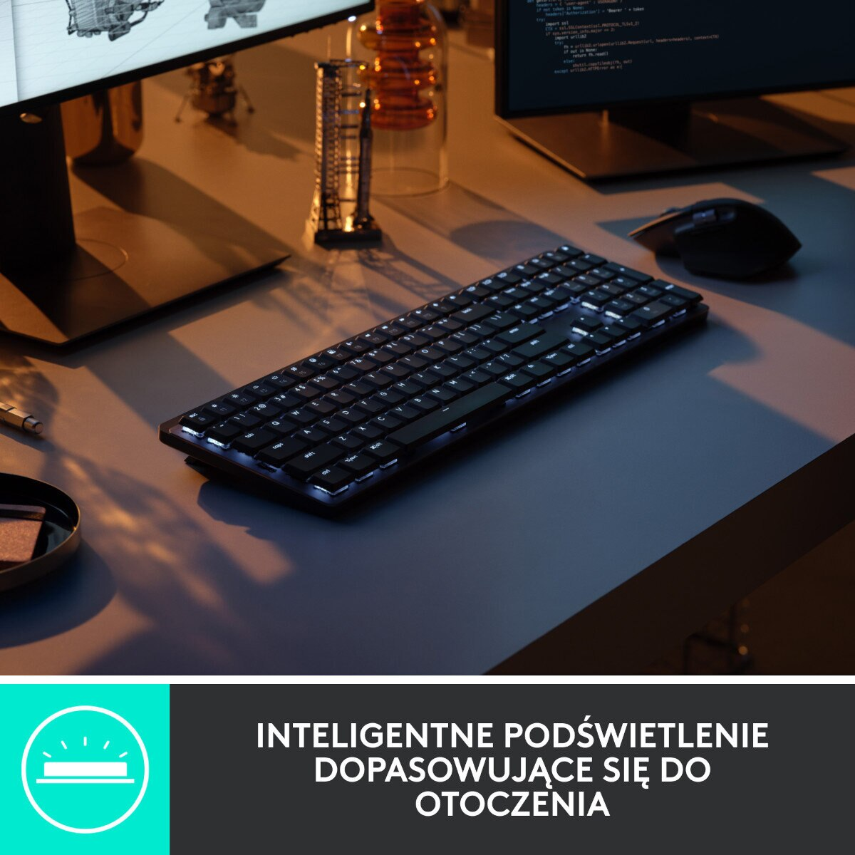 Czarna klawiatura z białymi podświetlanymi klawiszami na szarej powierzchni, czarna mysz po prawej.