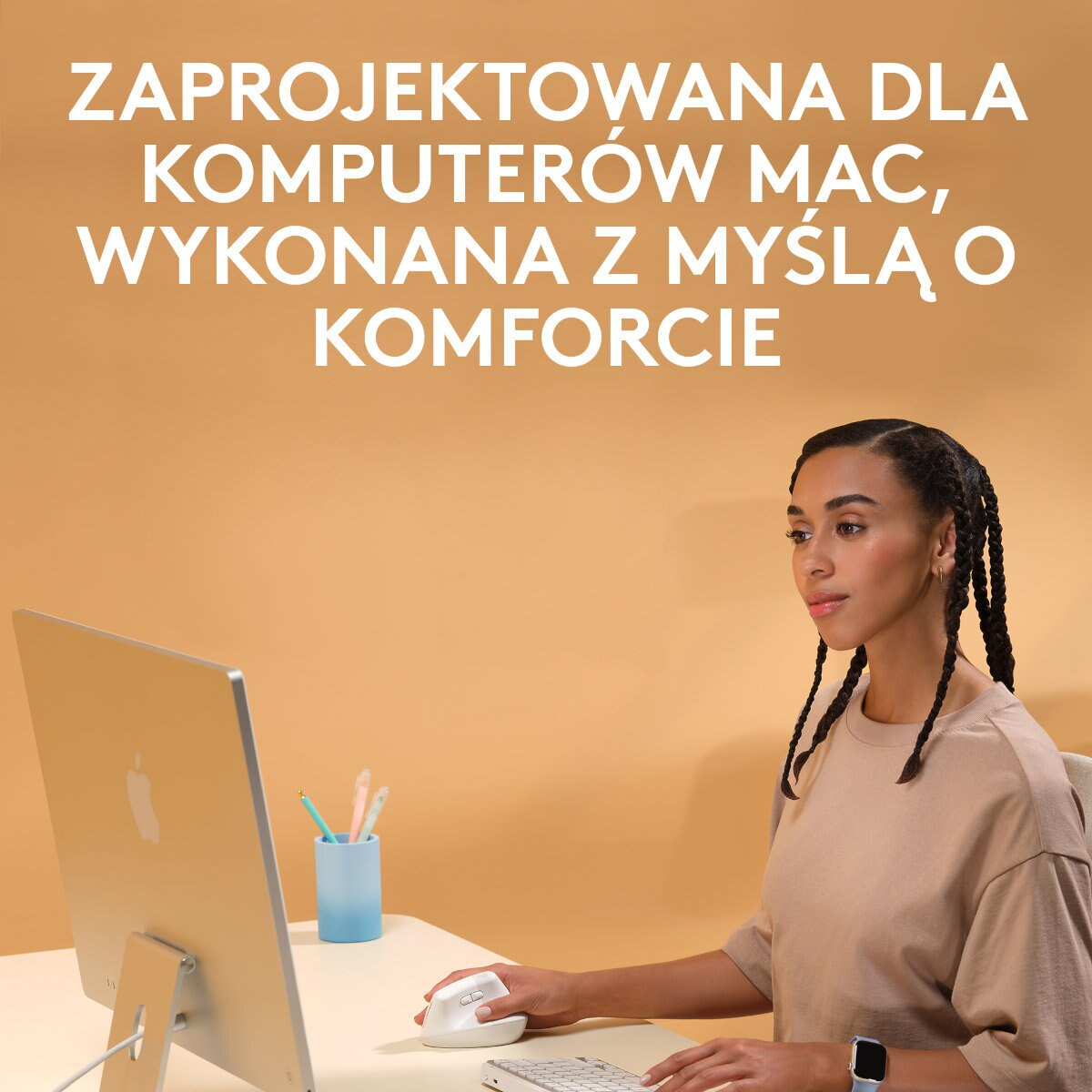 Kobieta używająca białej myszy i klawiatury z monitorem na biurku.