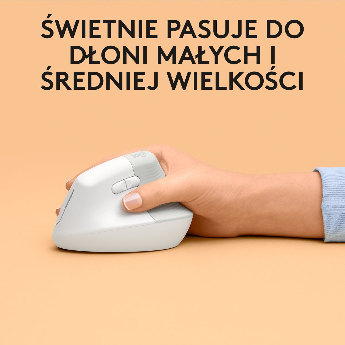 Dłoń trzymająca białą ergonomiczną mysz na pomarańczowym tle.