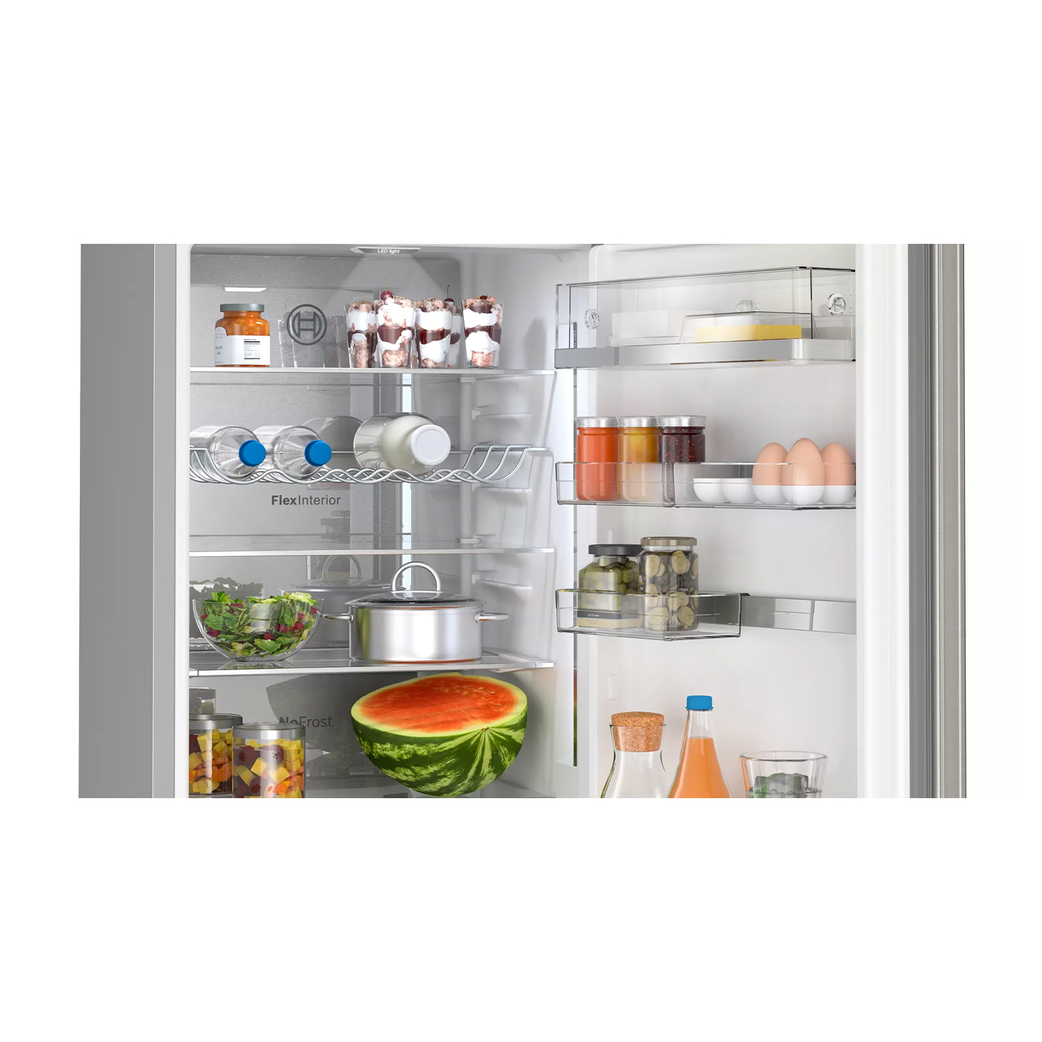 Interno del frigorifero con cibo: barattoli, uova, bottiglie d'acqua, anguria e verdure.