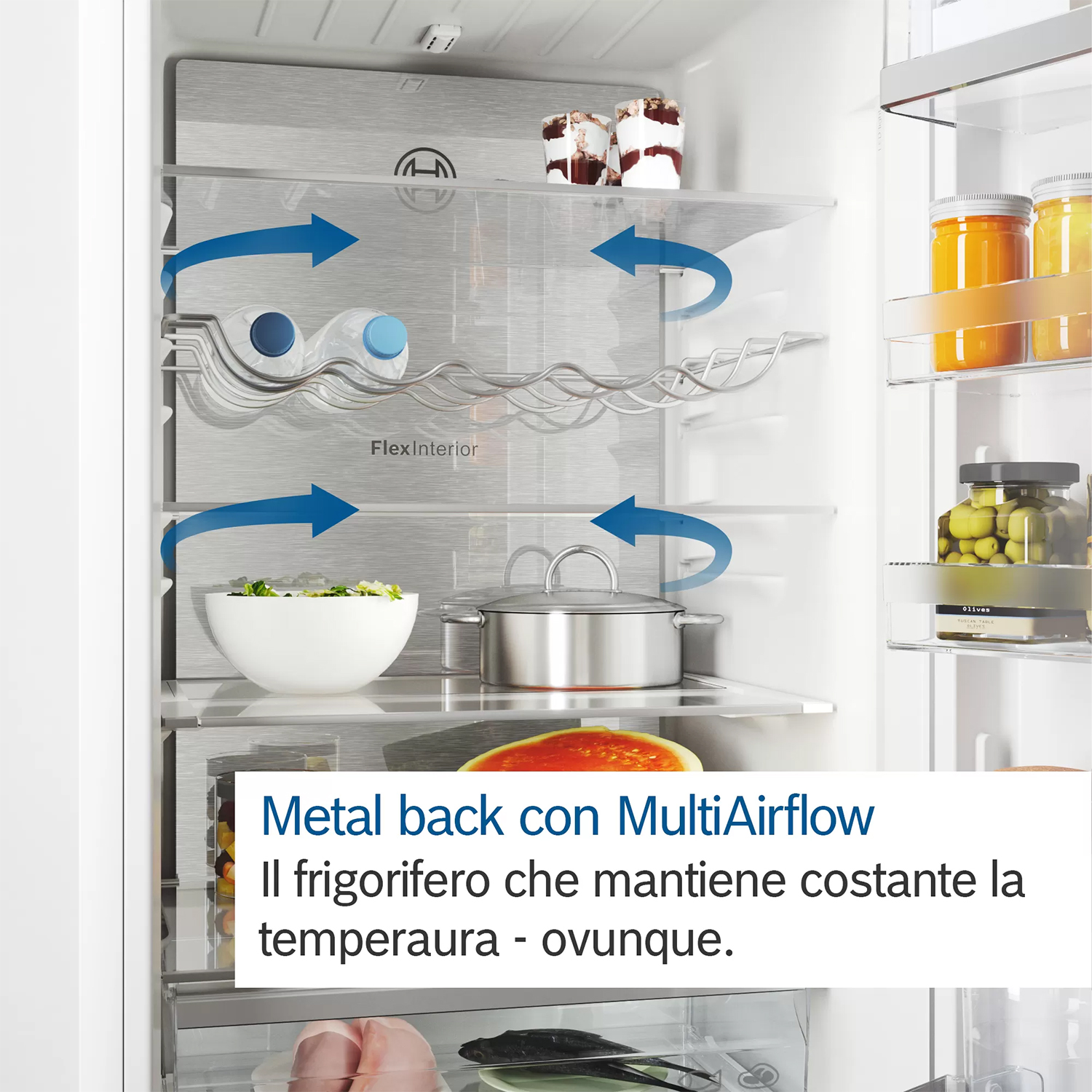 All'interno di un frigorifero con generi alimentari sugli scaffali, le frecce indicano il flusso d'aria.