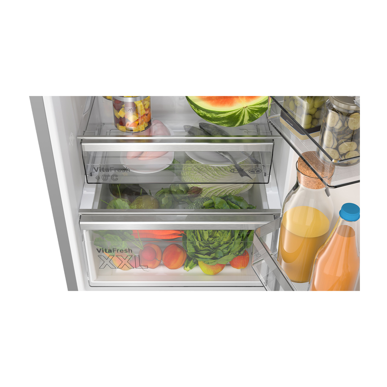 Interno del frigorifero con cassetti di verdure e frutta, più bottiglie di succo.