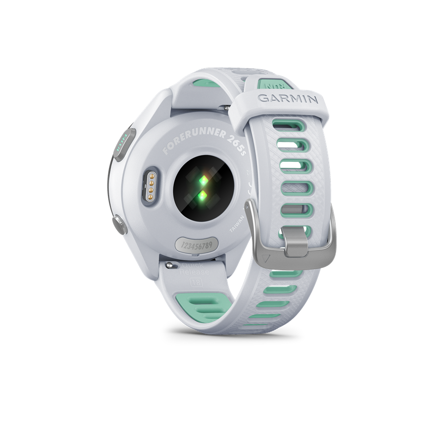 Fehér Garmin óra türkizkék díszítéssel, hátulján érzékelőkkel és pánttal.