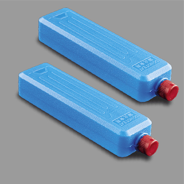 Deux blocs réfrigérants bleus avec des bouchons rouges. Ils sont rectangulaires avec un dessus légèrement incurvé.