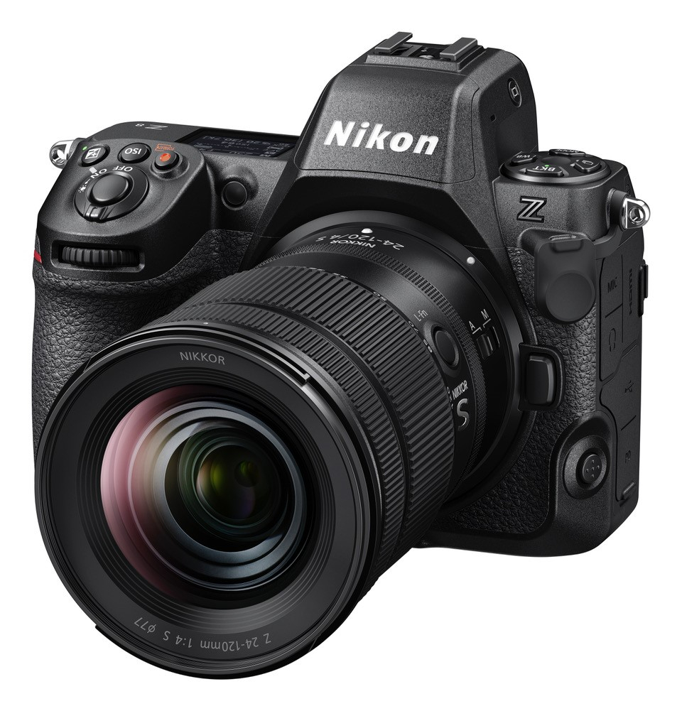 Schwarze Nikon Kamera mit Objektiv. Schwarzer Griff, silberne Knöpfe. 'Nikon' und 'Nikkor'.
