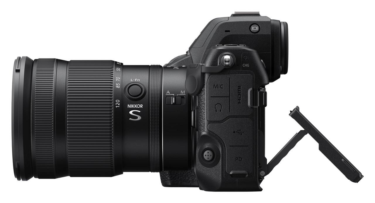 Seitenansicht einer Nikon-Kamera mit großem Objektiv. Zeigt Kameragehäuse und Objektivdetails.