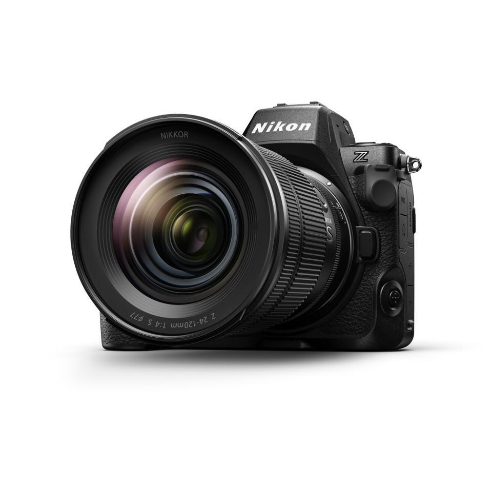 Eine schwarze Nikon Kamera mit Objektiv, leicht nach oben geneigt, auf weißem Untergrund.