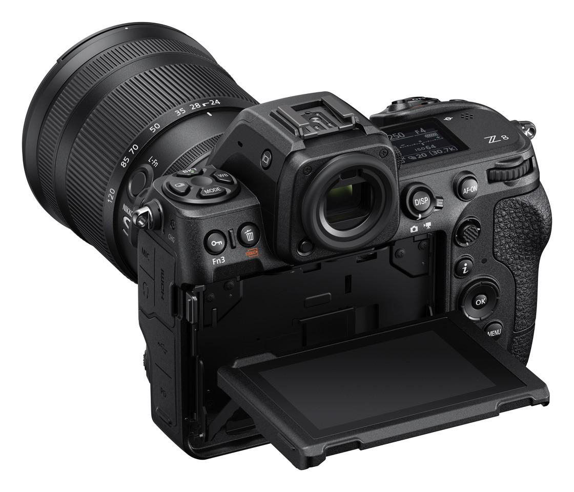 Eine schwarze Nikon Z 8 Kamera mit angesetztem Objektiv und geöffnetem LCD-Bildschirm. Knöpfe und Räder sind sichtbar.