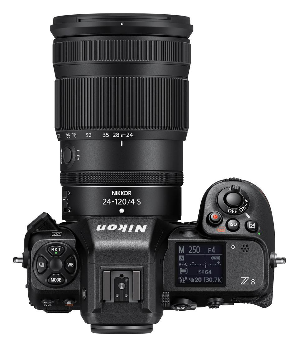 Draufsicht auf eine Nikon Z8 Kamera mit einem Nikkor Objektiv. Das Objektiv ist schwarz mit Markierungen.