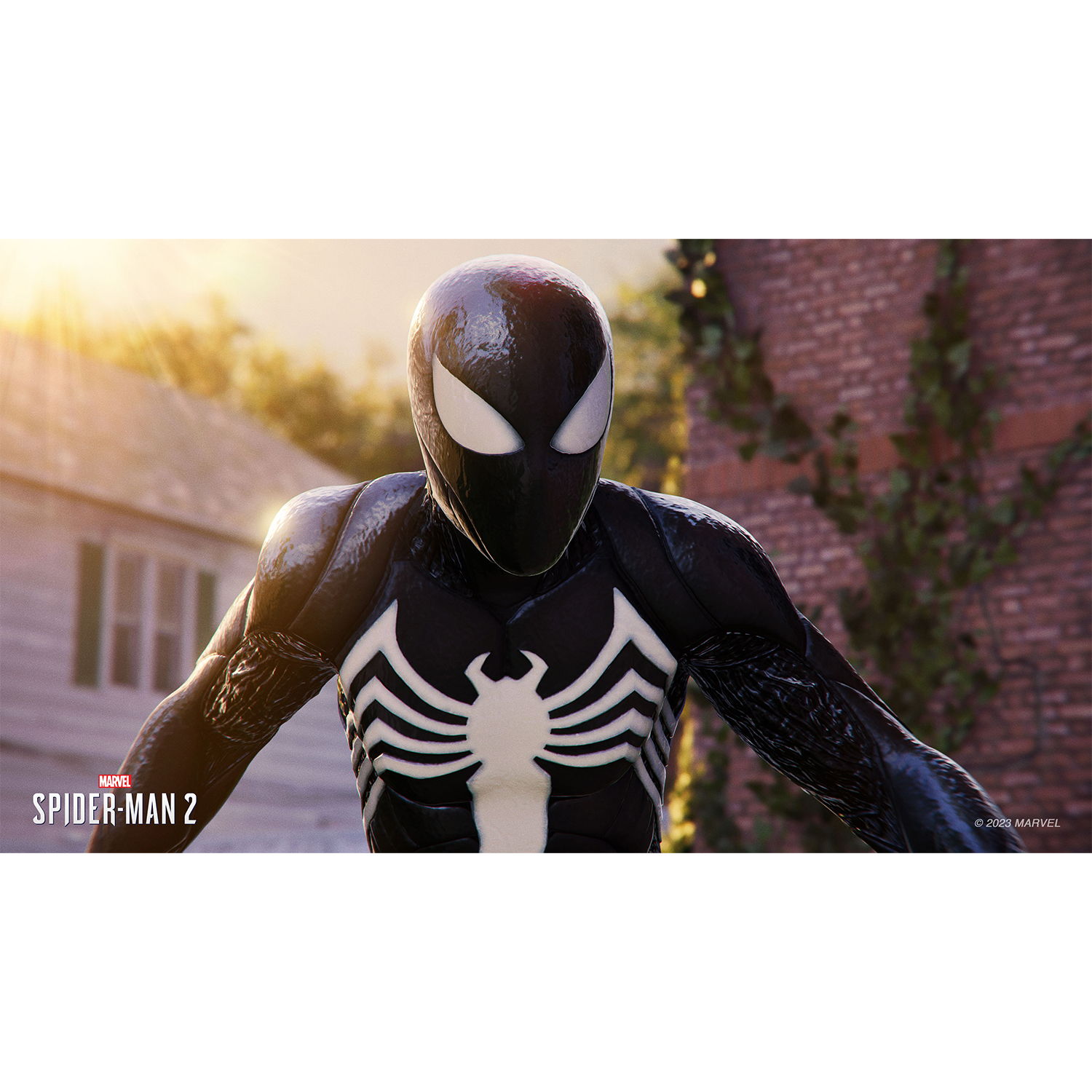 Spider-Man in tuta nera, logo ragno bianco, con sfondo soleggiato.